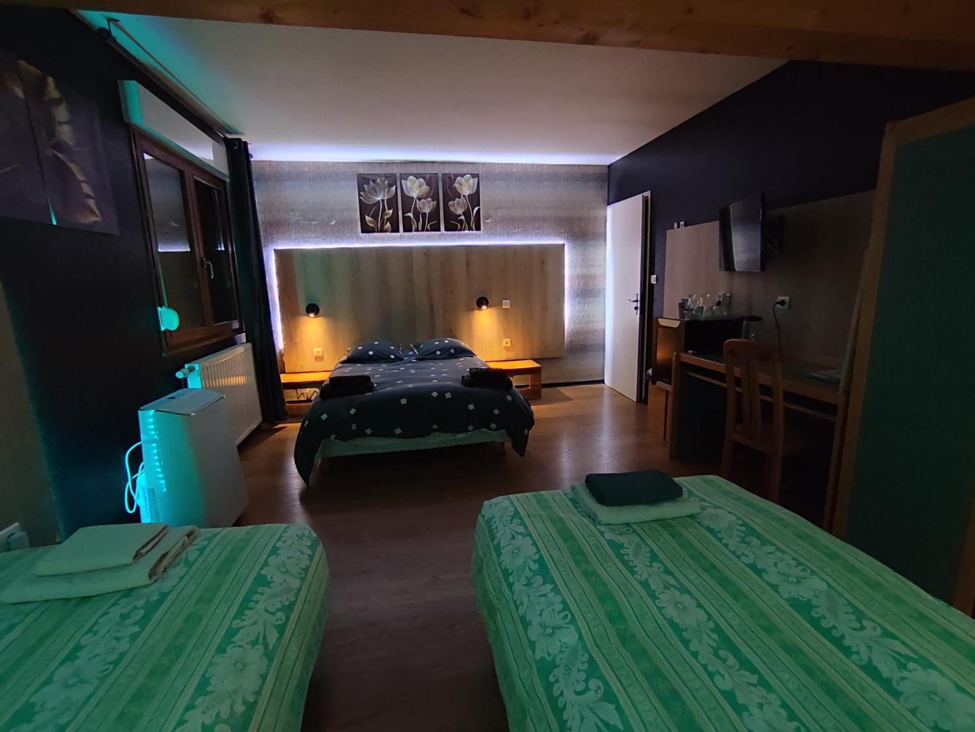 Logis Auberge De La Poirie Tendon Luaran gambar
