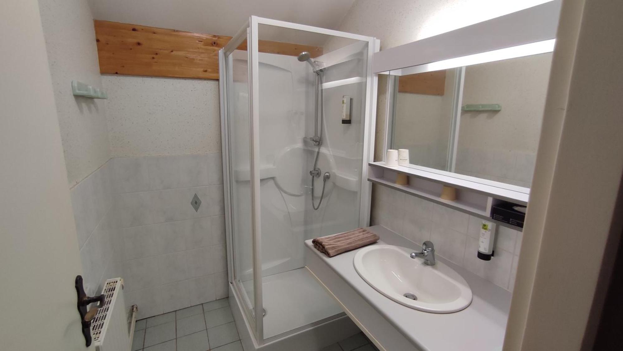 Logis Auberge De La Poirie Tendon Luaran gambar