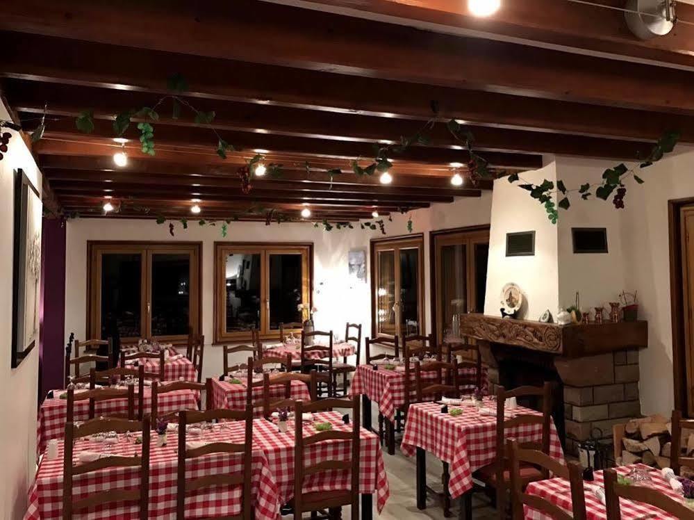 Logis Auberge De La Poirie Tendon Luaran gambar
